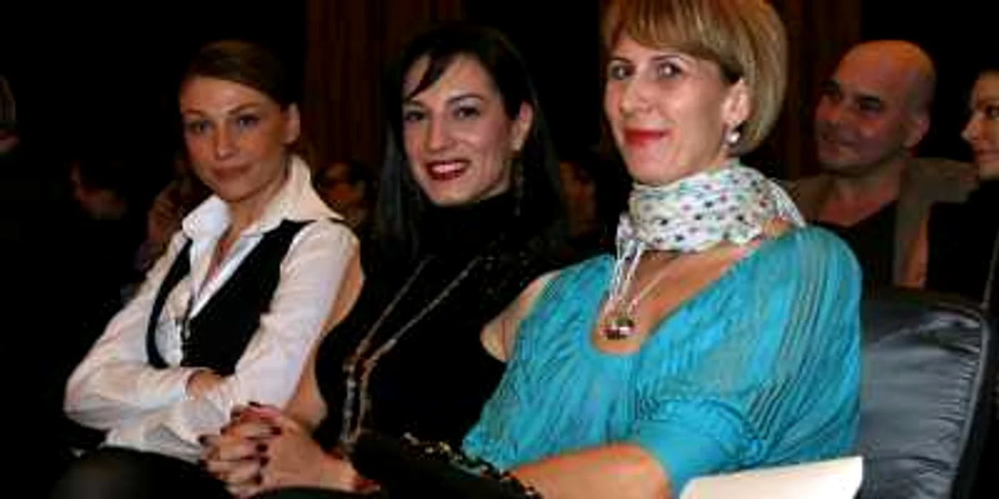 Monica Iagăr (prima din dreapta)