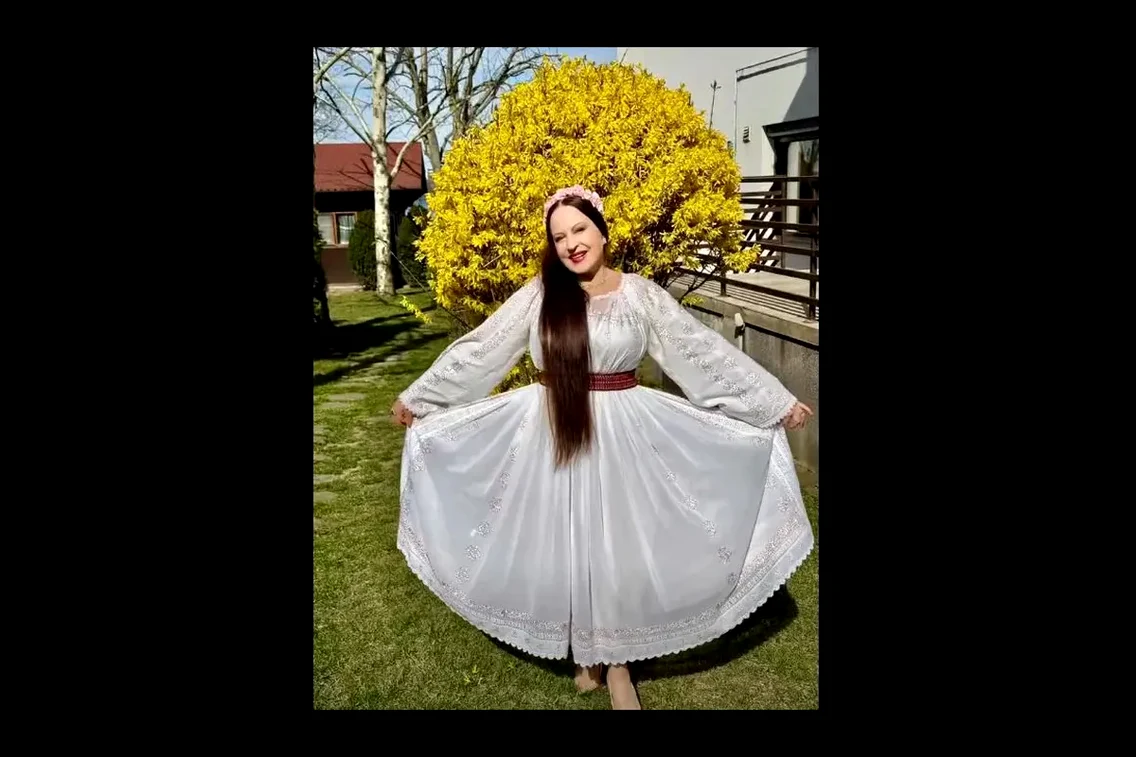 Imagini din casa și curtea Mariei Dragomiroiu