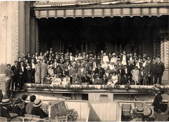 28 Scena Teatrului de vară „Cărăbuș” 1937 jpg jpeg