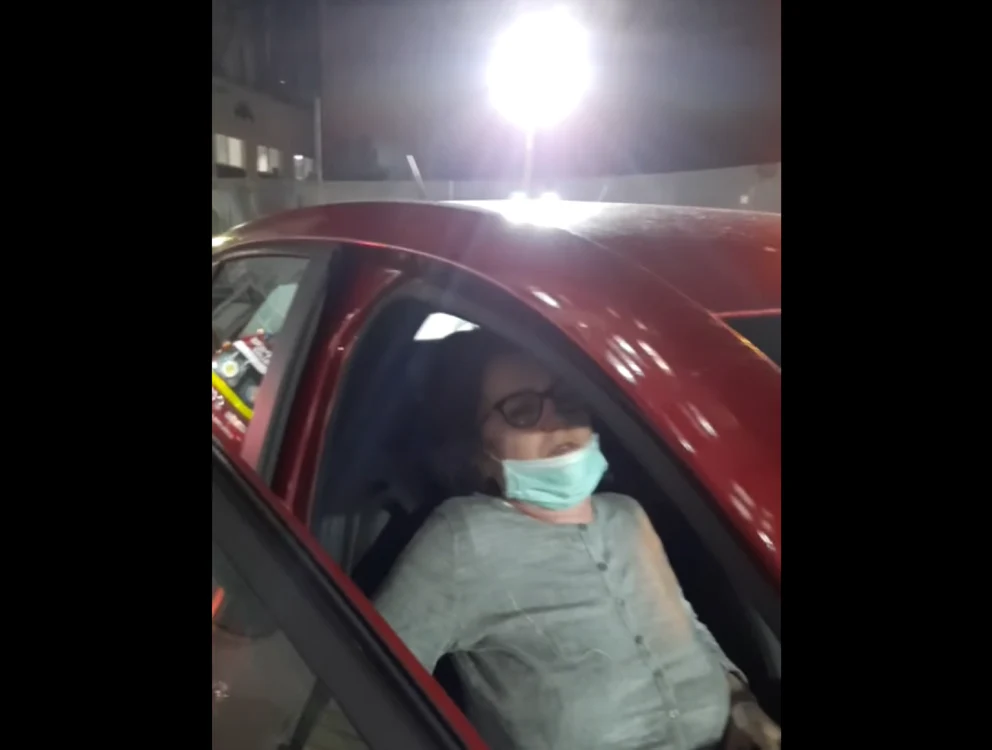 Pacienta a fost urcată în maşina fiicei şi trimisă acasă, deşi în continuare acuza dureri mari FOTO: captura fil Facebook/Florentina Cristina Giolu