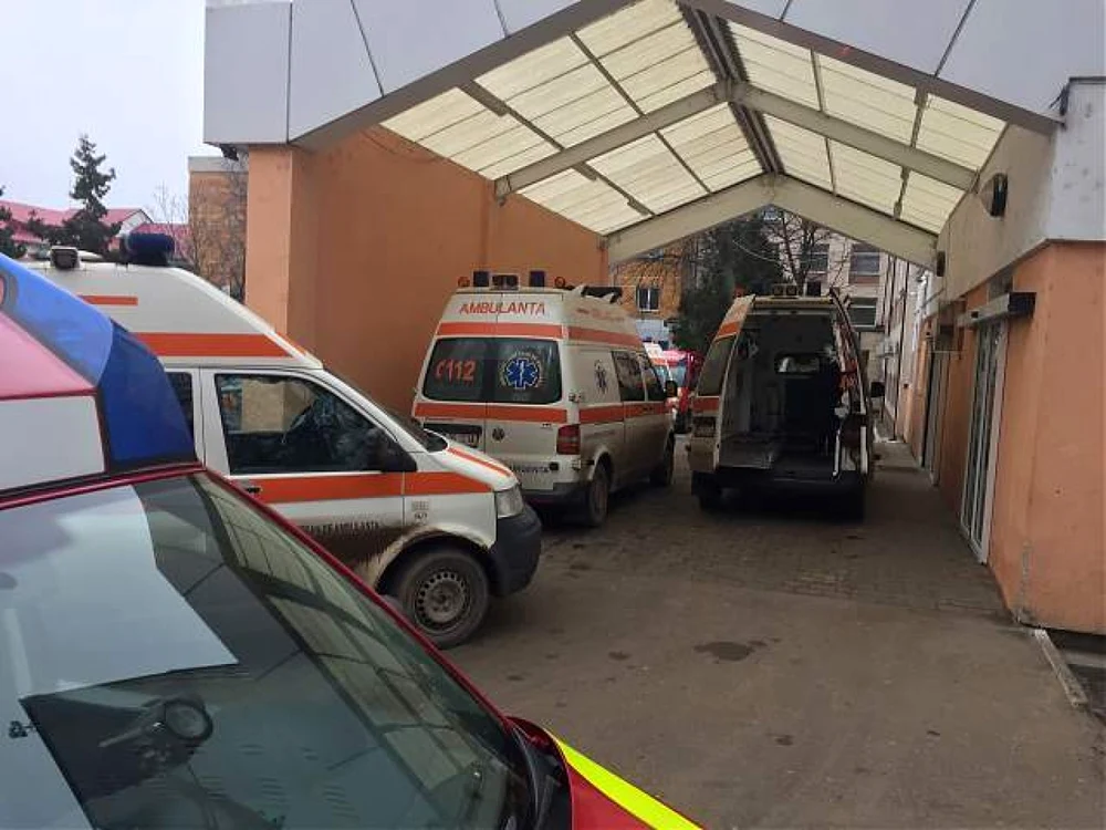 Ambulanta a fost folosită de o tânără pentru a se întâlni cu iubitul FOTO monitorulbt.ro
