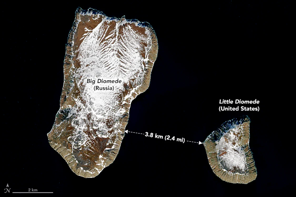  Big Diomede (Mâine) și Little Diomede (Ieri)  Foto: NASA Earth Observatory