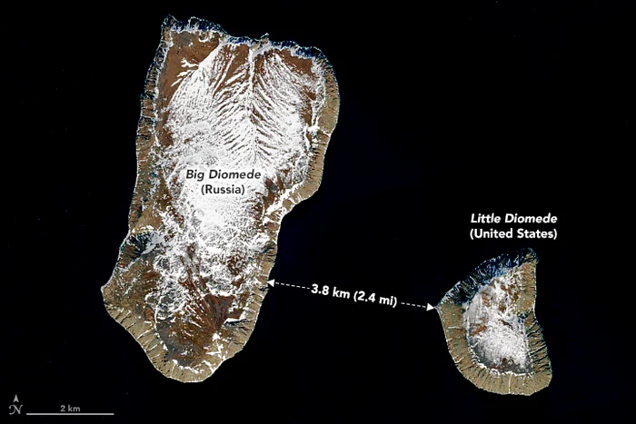 Big Diomede (Mâine) și Little Diomede (Ieri) Foto: NASA Earth Observatory