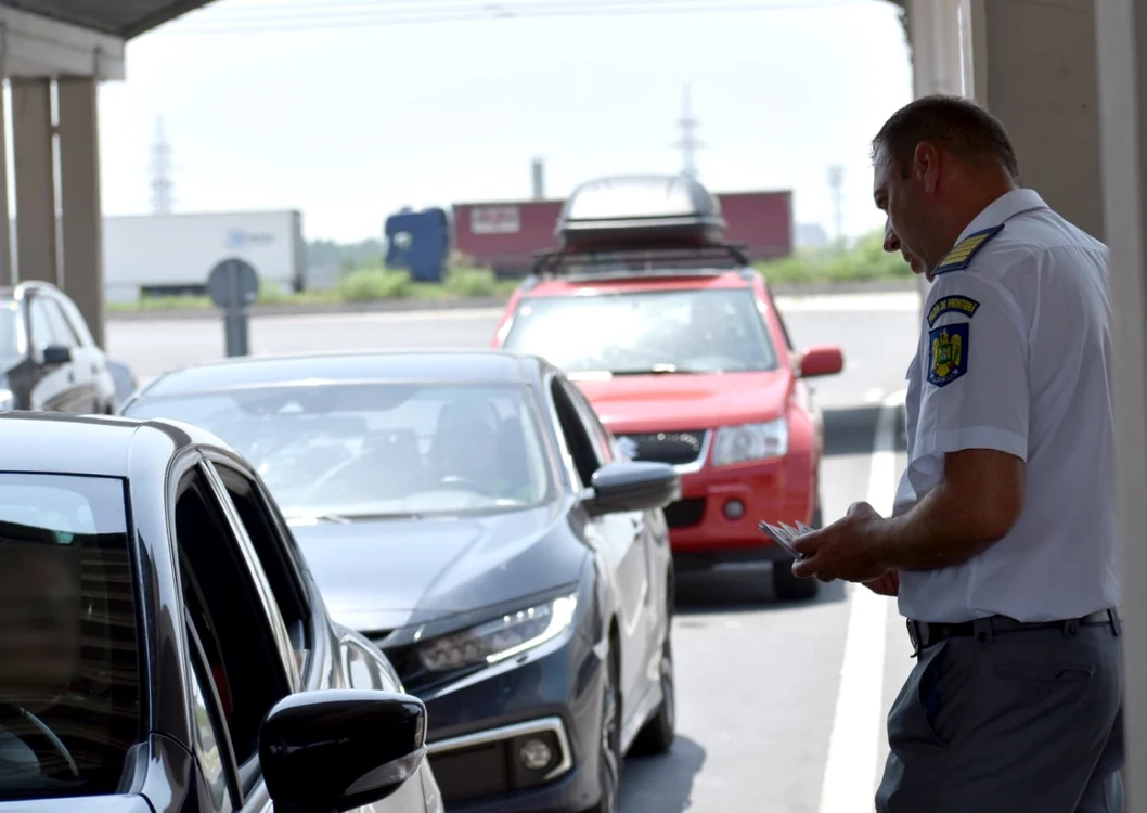 Este aglomeraţie în vămile din sudul ţării, cu cozi de
maşini care se întind pe kilometri întregi. Se stă zeci de minute în vamă. FOTO Facebook/Poliţia de Frontieră
