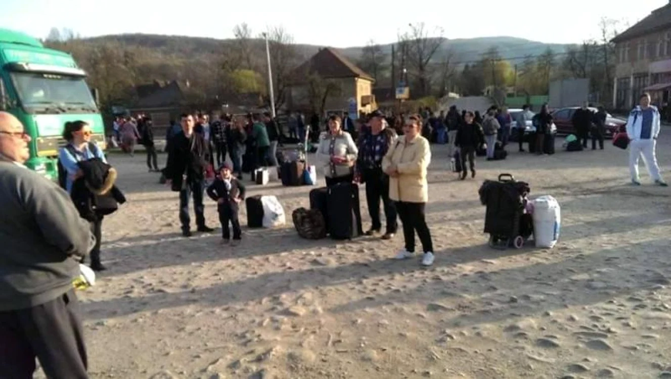 Sute de oameni au rămas blocaţi în perioada 2-4 aprilie 2016 prin gări, între Oradea şi Cluj Napoca, pentru că CFR nu a asigurat suficiente autocare de legătură pentru călători.
