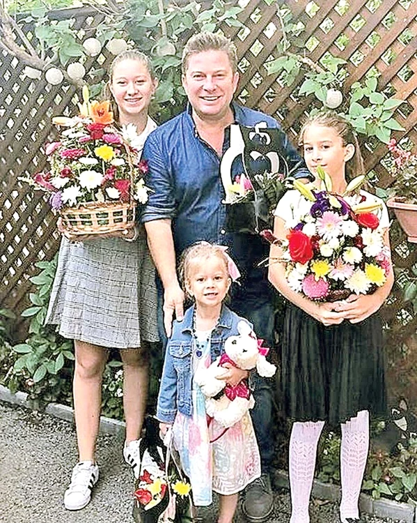 Este topit după fetele lui, Eva (14 ani), Sofia (4 ani) şi Rita (10 ani)