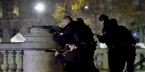 Poliţişti înarmaţi ţintesc în Place de la Republique în timpul unei alarme false la Paris Franţa FOTO Guliver/Getty Images