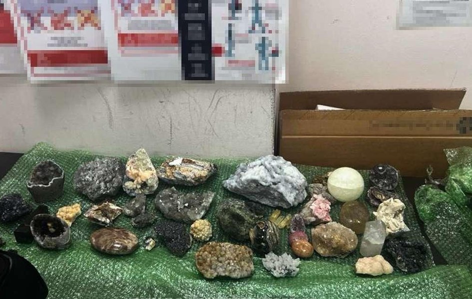 Româncă prinsă în bagajul de cală cu 45 de flori de mină. Unde voia să le transporte VIDEO