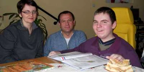 Adrian Abrudean îşi face lecţiile împreună cu părinţii săi