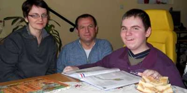 Adrian Abrudean îşi face lecţiile împreună cu părinţii săi