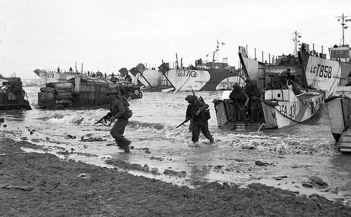 Trupe britanice debarcând în Normandia, la 6 iunie 1944 (© Imperial War Museums)