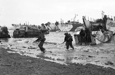 Trupe britanice debarcând în Normandia, la 6 iunie 1944 (© Imperial War Museums)