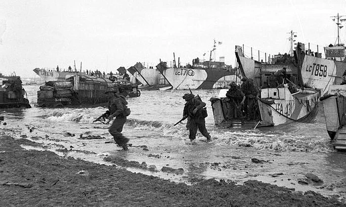 Trupe britanice debarcând în Normandia, la 6 iunie 1944 (© Imperial War Museums)
