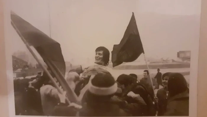 Cornel Vlad, purtat pe brațe la Oradea, imagine publicată în presa vremii   FOTO Colecția personală