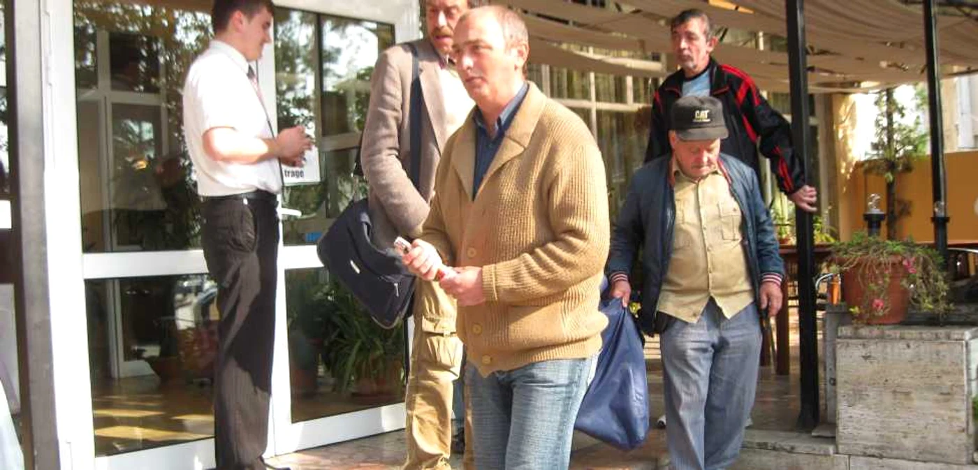 Unii ploieşteni au rămas pe afară deşi primiseră invitaţii