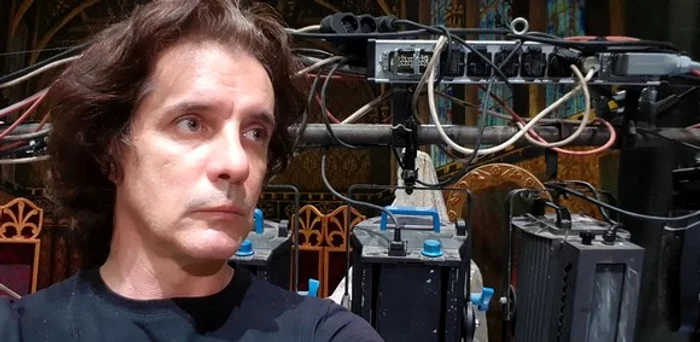 
    Balerinul Ștefan Răuț, cu masca pe față, în timpul spectacolului „Prinț și Cerșetor”Foto: TNOB/Facebook  