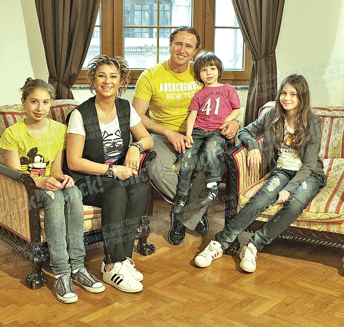 Anamaria şi soţul ei, Reghe, sunt foarte mândri de cei trei copii ai lor, Laur junior, Sarah şi Rebeca (Foto: Arhivă personală)