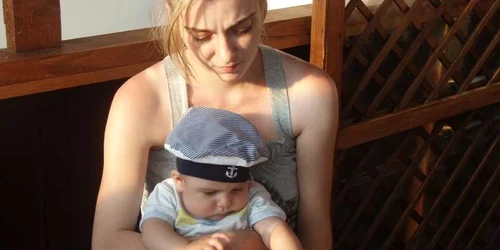 Mamele vor alege cât stau cu cel mic (foto arhivă)