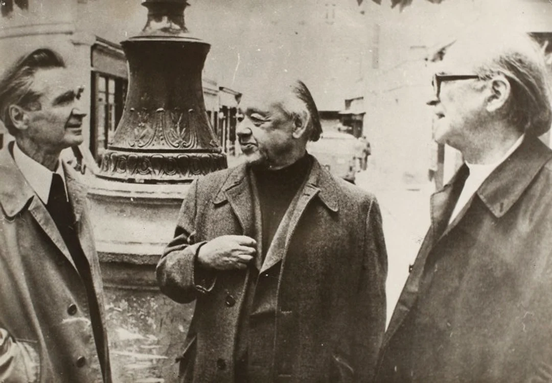 
    Emil Cioran, Eugen Ionescu si Mircea Eliade, de la stânga la dreapta, trei oameni de cultură la modă ieri și azifoto: Artmark  