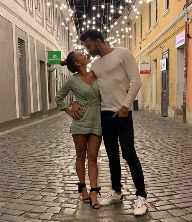 Cei doi nu își mai ascund relația nici în mediul online