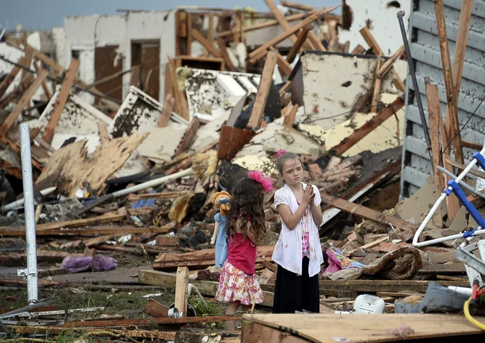 Două şcoli au fost distruse complet. Cel puţin şapte copii au murit înecaţi în una dintre ele. FOTO Reuters