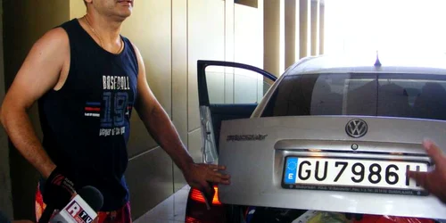 un român care lucrează în Spania şi vine acasă să petreacă concediul de odihnă