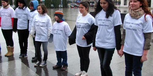 Flashmob pentru copiii cu dizabilităţi FOTO