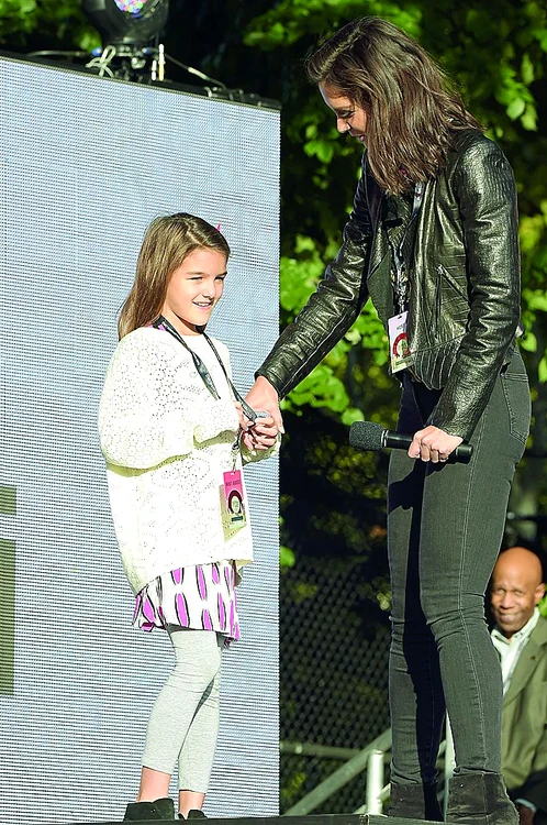 Suri alături de mama sa, Katie Holmes