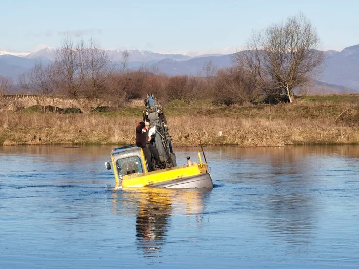 Bărbatul a rămas blocat în mijlocul râului Jiu Foto: ISU Gorj