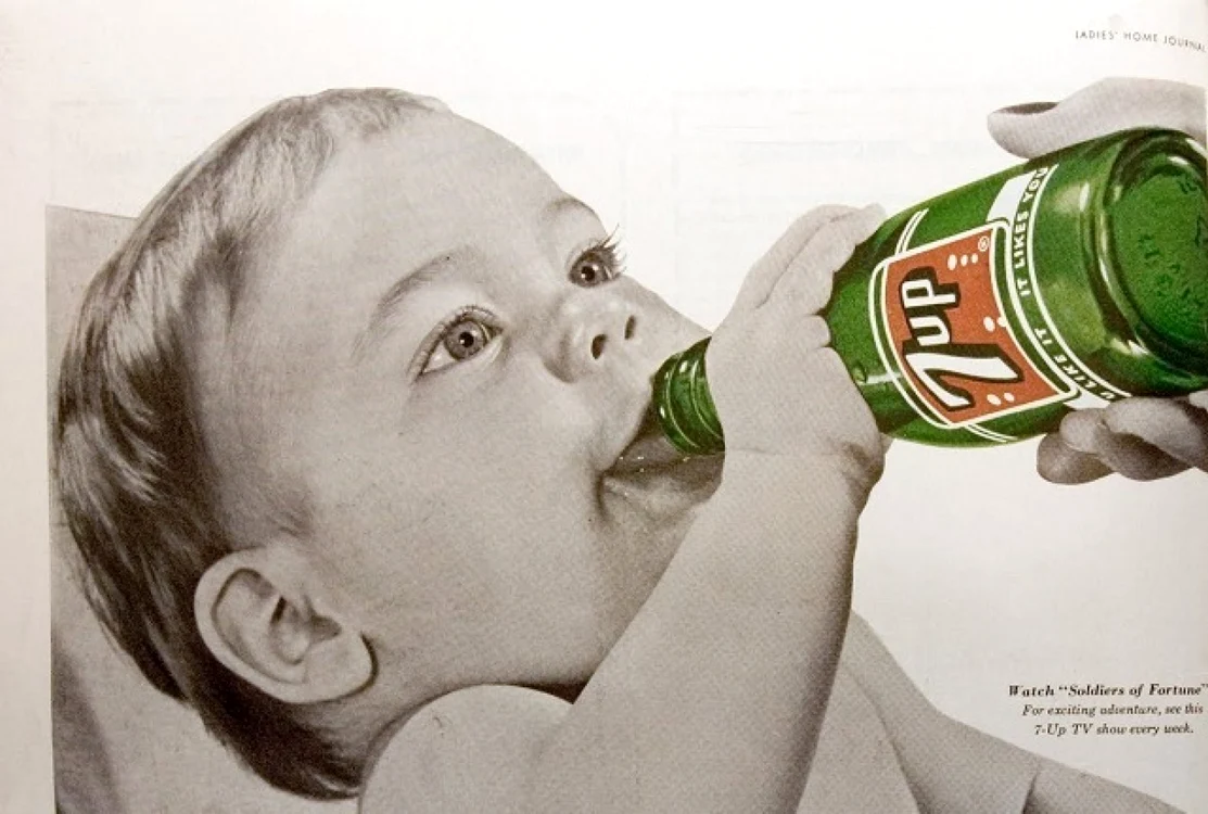 7up încuraja mamele să le dea bebeluşilor băutura bogată în zahăr printr-o reclamă din anii 1950, sub sloganul „Nimic nu o face ca 7up” şi se prezentau motivele pentru care compania avea clienţi dintre cei mai tineri.FOTO businessinsider.com