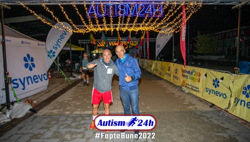 Vasile Proteasa pompierul vâlcean ambasador Autism 24h în stânga imaginii Foto Autism 24h jpg
