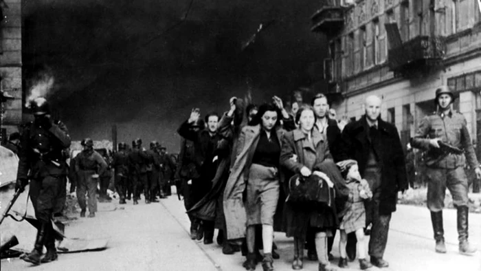 19 aprilie 1943. Evrei care luaseră parte la Revolta din Ghetoul de la Varşovia, escortaţi de soldaţi germani