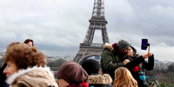 Un cuplu se sărută în faţa Turnul Eiffel cu ocazia Valentine's Day FOTO AP
