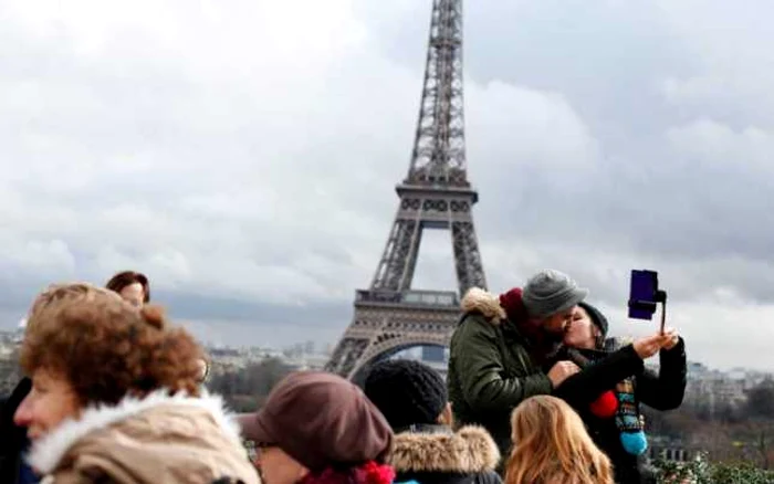 Opt hoţi de buzunare români, activi în zona Turnului Eiffel şi Castelului Versailles, au fost arestaţi marţi