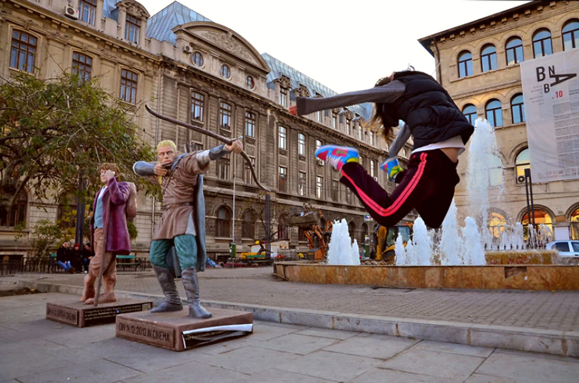 
    Judith State dansează în fața fântânii din Piața Universitățiifoto: Dani Ioniță  