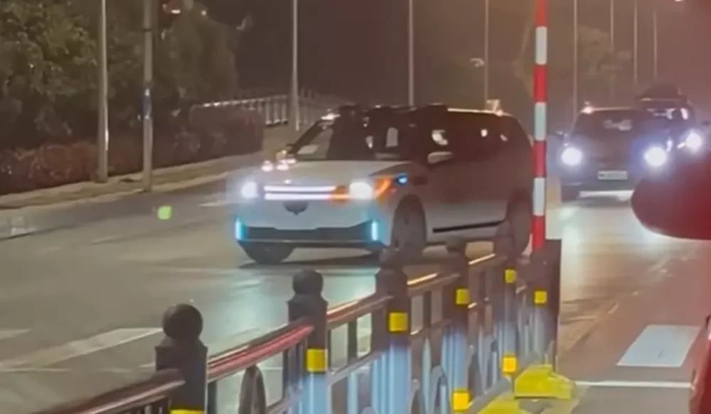 Haos în traficul din Wuhan, după ce robotaxiurile s-au oprit brusc, provocând accidente