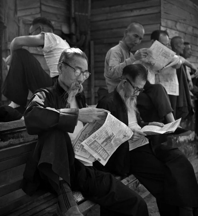 Fan Ho a realizat aceste fotografii cu un aparat Rolleiflex