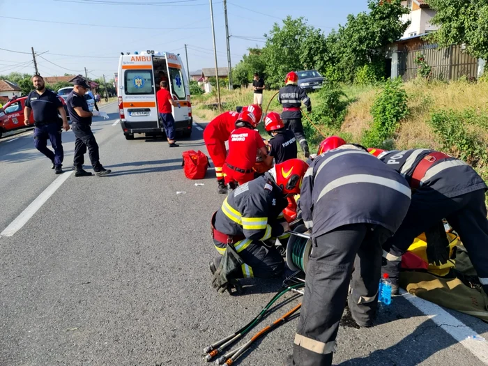 Coliziune cu patru victime din care două în stare foarte gravă una fiind încarcerată pe DN64 în Vâlcea Foto ISU Vâlcea