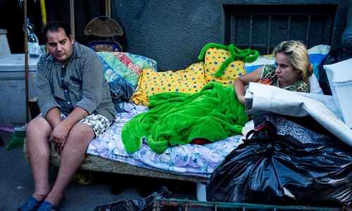 Oamenii se trezeau, în fiecare dimineață, pe trotuar (foto: Adrian Câtu) jpeg