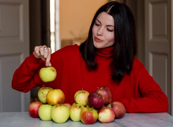 Merele curățate și umplute cu nucă se pun în tavă