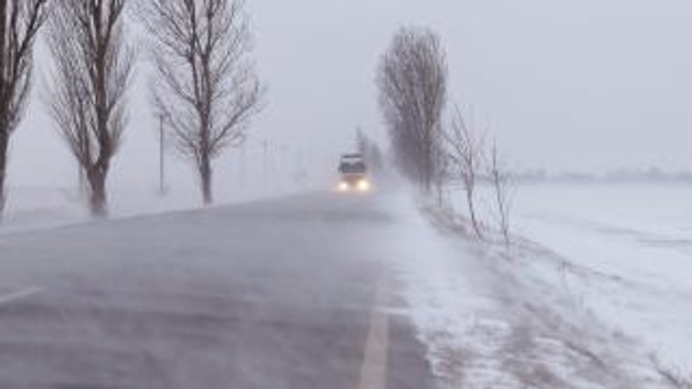 Microbuz cu 17 persoane răsturnat din cauza viscolului, în județul Galați. Plan Roșu de intervenție, activat VIDEO