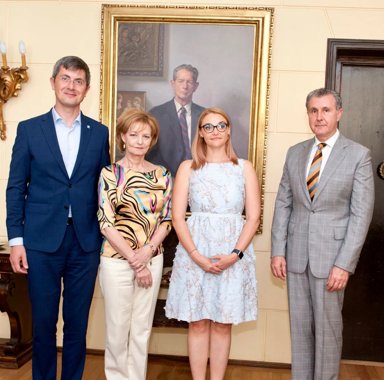 Dan Barna și soția sa, Olguța Dana Totolici, au fost invitați la prânz de către Majestatea Sa Margareta