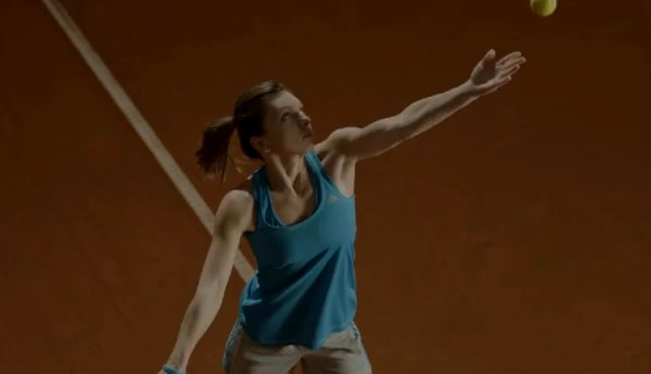 
    Simona Halep joaca tenis si in clipul campaniei umanitare  