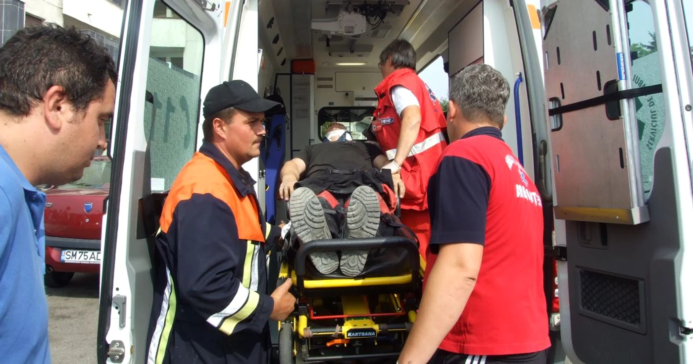 Tânăra a fost transportat la spital cu ambulanţa (Foto Arhivă)