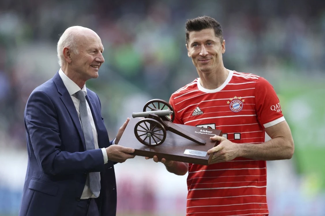 Atacantul Robert Lewandowski de la Bayern a primit trofeul pentru cele mai multe goluri marcate în Bundesliga FOTO AFP