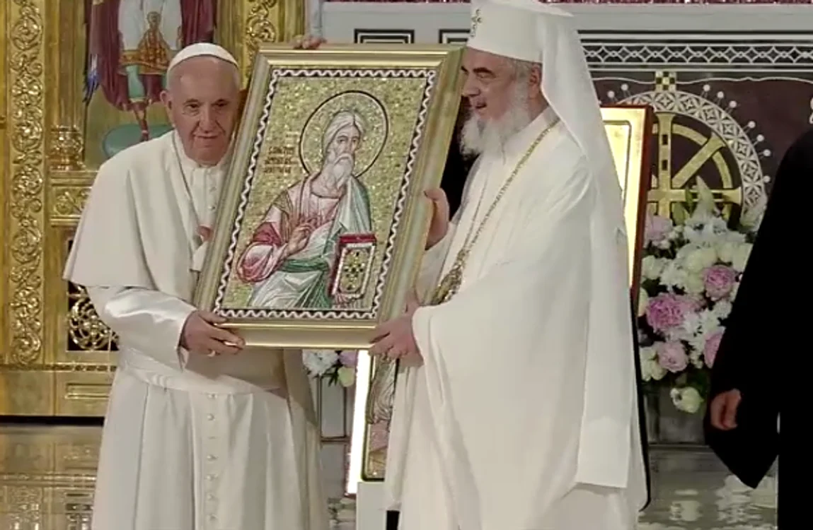 La Catedrala Mântuirii, Papa Francisc a primit o icoană mozaic cu Sf. Andrei de la Patriarhul Daniel