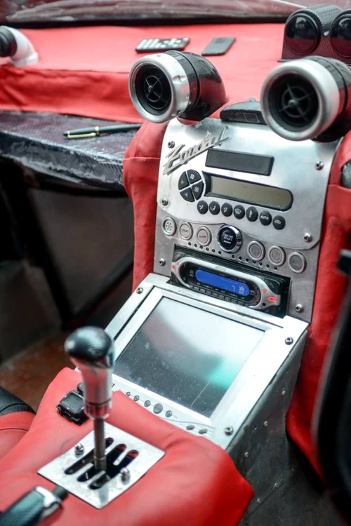 Iată cum arată în prezent interiorul automobilului!