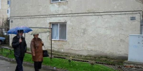 Blocurile din Crihala sunt pline de mesaje gen „Cade tencuiala”