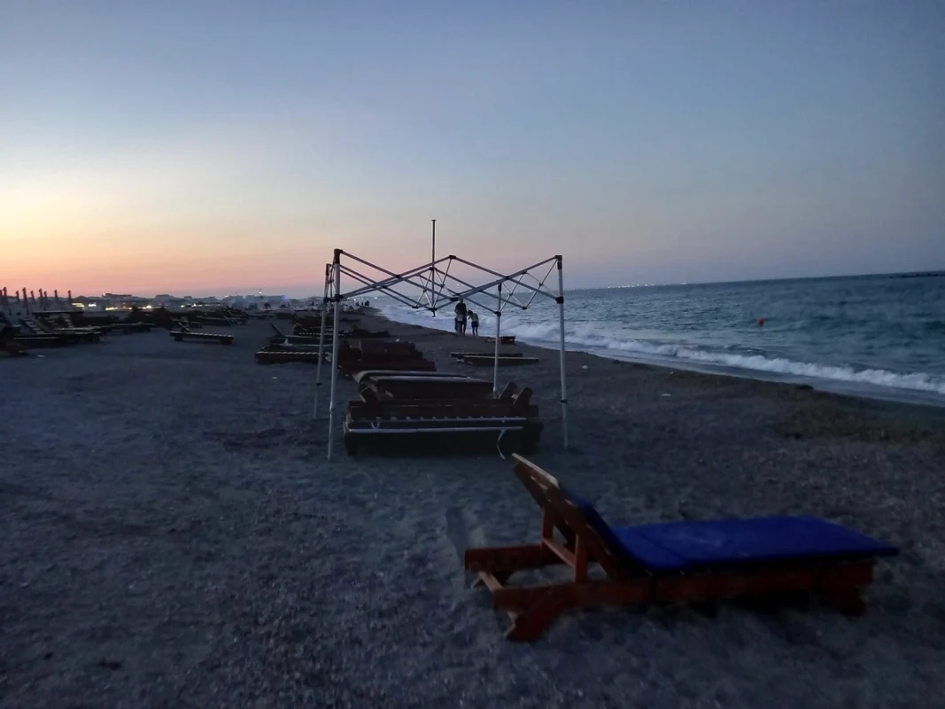 Operatorii economici din Mamaia au montat şezlongurile aproape de apă 