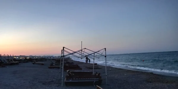 Operatorii economici din Mamaia au montat şezlongurile aproape de apă 